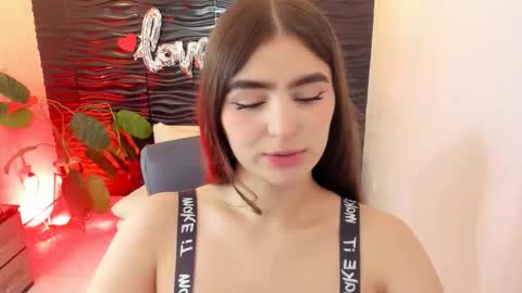 Snapshot of sofia44 chatting on October 6, 1:50 pm Skarlett online show from October 6, 1:50 pm