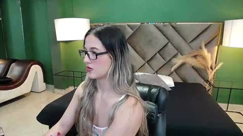 Snapshot of sophia_loreenn chatting on January 31, 3:22 pm Sofia online show from January 31, 3:22 pm