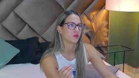 Snapshot of sophia_loreenn chatting on September 14, 3:10 pm Sofia online show from September 14, 3:10 pm