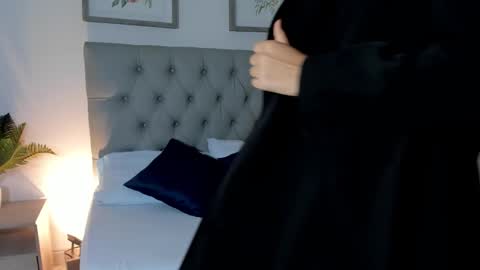 Sophia Howland online show from January 14, 8:25 pm