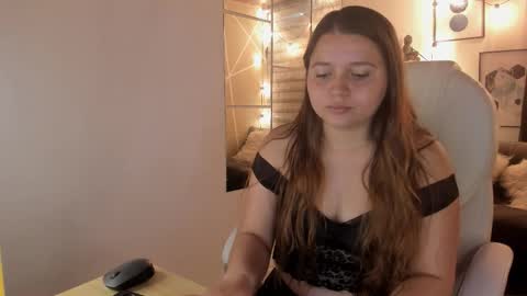 Snapshot of sophiee09_ chatting on October 14, 3:25 pm Sophie online show from October 14, 3:25 pm