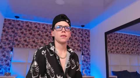 Snapshot of spencerm_ chatting on October 19, 8:33 pm spencerm_ online show from October 19, 8:33 pm