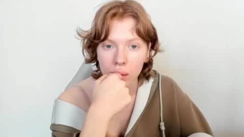 S T E L L A online show from February 5, 8:17 am