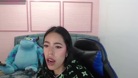 Snapshot of stephania_t chatting on January 28, 10:23 am Stephania online show from January 28, 10:23 am