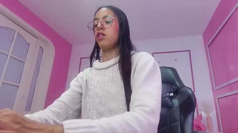 Snapshot of stephania_t chatting on December 18, 3:47 am Stephania online show from December 18, 3:47 am