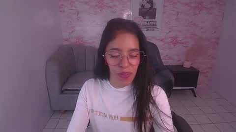 Snapshot of stephania_t chatting on December 28, 4:19 am Stephania online show from December 28, 4:19 am