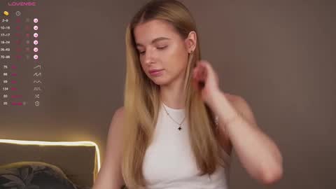 Snapshot of sunshine_diana_ chatting on February 13, 8:38 am Di online show from February 13, 8:38 am