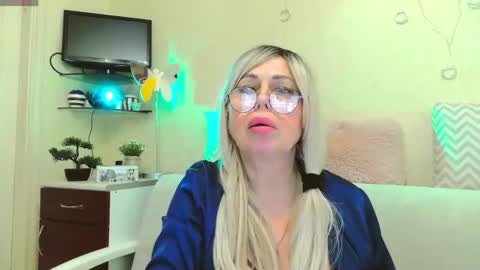 SusieNoreen online show from October 12, 7:44 am