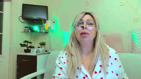 SusieNoreen online show from October 15, 7:44 am