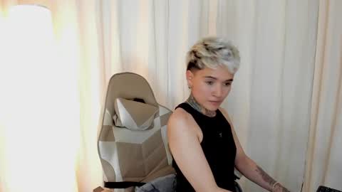 suzu_wolf online show from October 7, 5:56 am