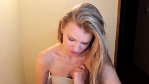 Snapshot of sweet_angel_a chatting on December 9, 11:13 pm Ann - your sweet girl online show from December 9, 11:13 pm