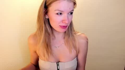 Snapshot of sweet_angel_a chatting on December 4, 9:46 pm Ann - your sweet girl online show from December 4, 9:46 pm