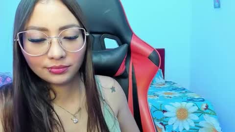 sweet_coral_ online show from February 19, 8:36 am