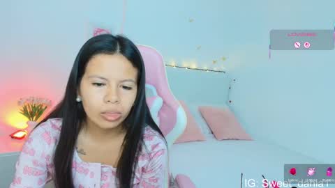 Snapshot of sweet_dania_ chatting on October 7, 8:19 am sweet_dania_ online show from October 7, 8:19 am