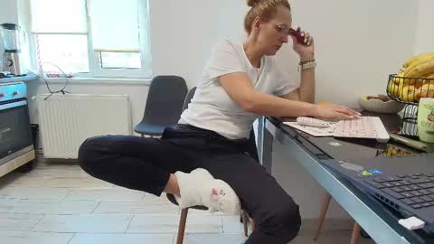 Snapshot of sweetania_ chatting on March 6, 11:25 am Ania online show from March 6, 11:25 am