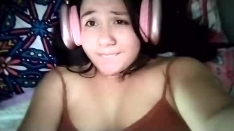 Snapshot of sweetie__annie chatting on February 16, 6:10 am Ana Mara i cant Make noise My family is here online show from February 16, 6:10 am