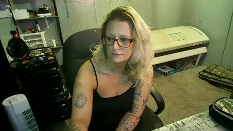 Snapshot of tattooeddirtyteacher chatting on February 27, 1:27 am Lisa Lovely online show from February 27, 1:27 am