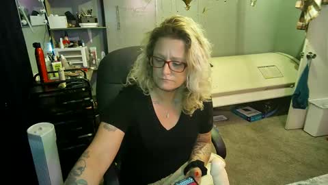 Snapshot of tattooeddirtyteacher chatting on February 25, 12:16 pm Lisa Lovely online show from February 25, 12:16 pm