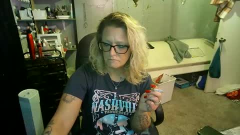 Snapshot of tattooeddirtyteacher chatting on February 20, 10:59 pm Lisa Lovely online show from February 20, 10:59 pm