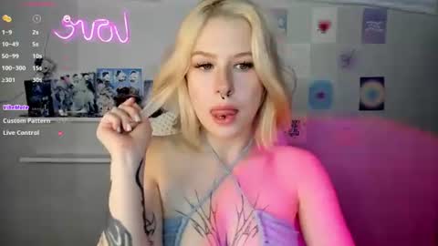 Snapshot of tender__kitty chatting on January 2, 12:35 pm  Sue  online show from January 2, 12:35 pm