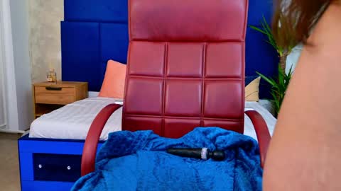 TheaGlow online show from April 11, 7:45 am