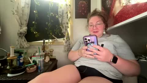 Snapshot of thesashadomme chatting on December 19, 6:34 pm The Sasha Domme online show from December 19, 6:34 pm