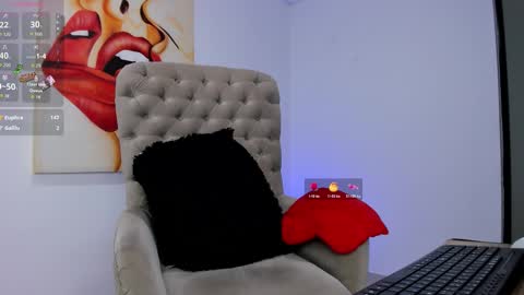 Snapshot of tiago_hannah chatting on October 19, 11:29 pm carolina online show from October 19, 11:29 pm