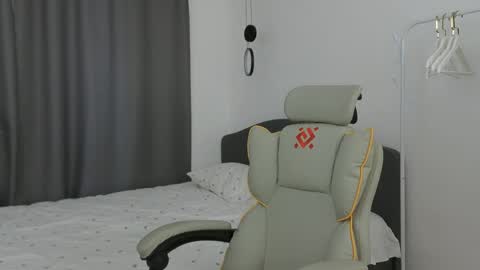 Mia online show from March 25, 1:47 pm