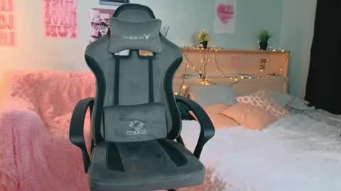 Mia online show from February 6, 8:01 pm