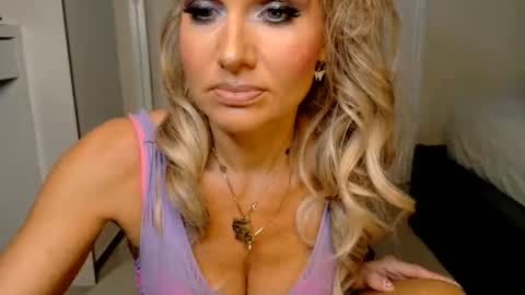 tinkerbell822 online show from March 19, 9:35 am