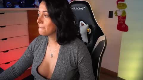 Snapshot of tiny_panther chatting on December 26, 9:15 pm Ana Molly online show from December 26, 9:15 pm