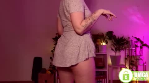 Snapshot of twix_girl chatting on February 10, 6:35 pm Stranger online show from February 10, 6:35 pm