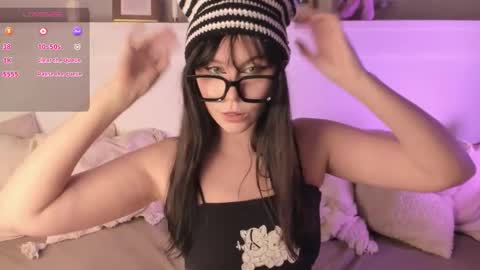 Una  online show from November 25, 2:19 pm