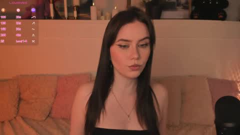 Una  online show from April 18, 10:07 am