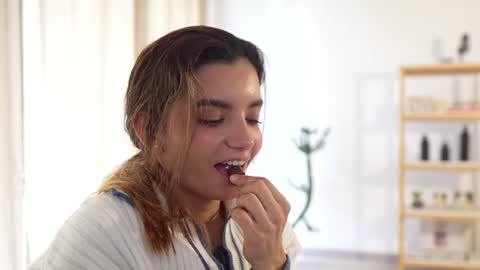 Linda Restrepo online show from December 13, 2:38 pm