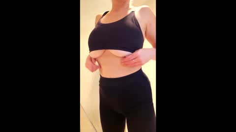 mia online show from April 18, 9:12 am