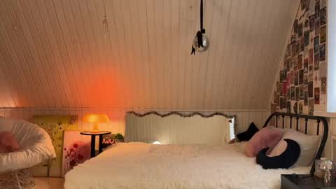 Anika On vacation online show from April 8, 1:35 pm