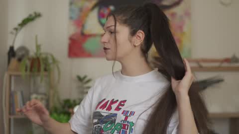 Mia online show from December 2, 8:48 am