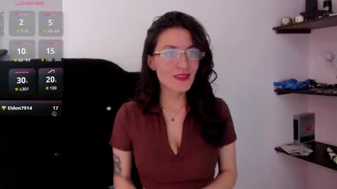 valemorales413 online show from April 1, 1:41 pm