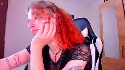 Snapshot of valent_27 chatting on September 25, 4:22 am Valentina online show from September 25, 4:22 am