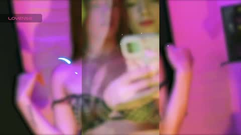 Snapshot of valeria_mendozza chatting on December 13, 4:43 am   online show from December 13, 4:43 am