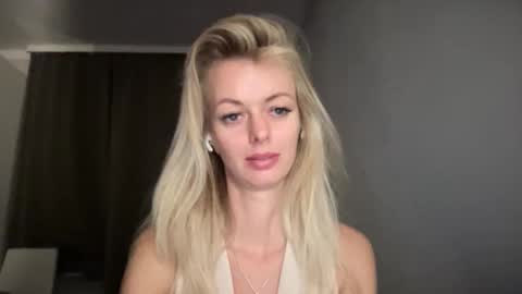 Valerie  online show from November 28, 8:45 pm