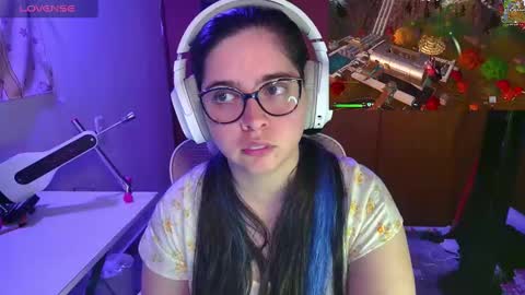 Snapshot of vallolet1_ chatting on February 25, 2:36 am Im Violet online show from February 25, 2:36 am