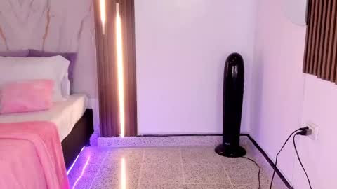 Vallolet Peach  online show from October 5, 12:10 pm