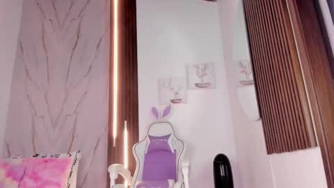 Vallolet Peach  online show from November 16, 12:05 pm