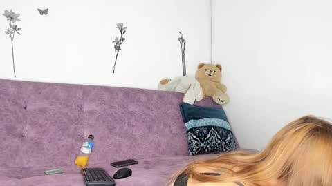 Snapshot of vanesaxd chatting on December 18, 12:07 pm Vanessa online show from December 18, 12:07 pm