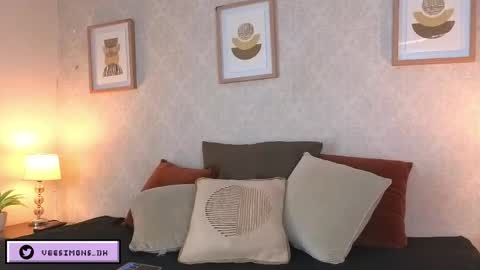 Vee Simons online show from April 20, 7:39 pm