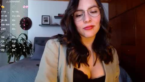 VICTORIA MARTELO online show from October 9, 4:00 pm