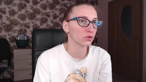 Snapshot of vikaericka chatting on February 4, 7:18 am Vika online show from February 4, 7:18 am