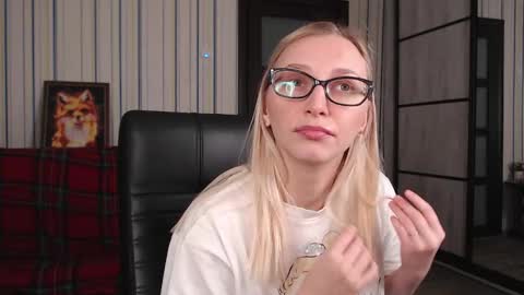 Snapshot of vikaericka chatting on October 19, 7:27 pm Vika online show from October 19, 7:27 pm